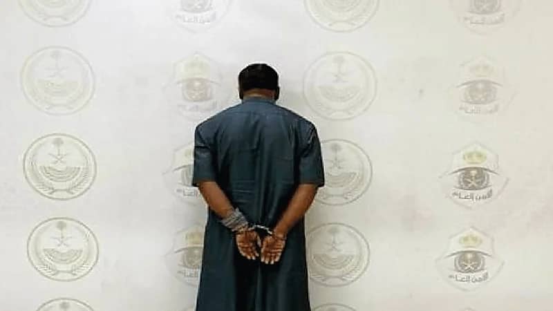 القبض على مقيم لقيامه بنشر إعلانات حملات حج وهمية ومضللة.. فيديو