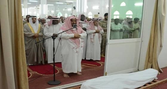 بالصور.. محافظ رجال ألمع ينقل تعازي خادم الحرمين لأسرة الشهيد " الألمعي "