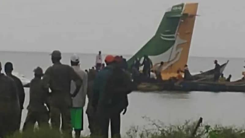 بالفيديو.. تحطم طائرة في بحيرة فيكتوريا