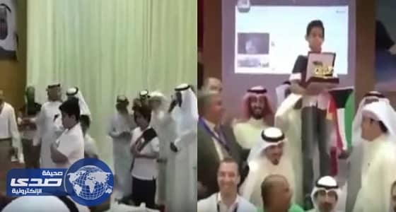 بالفيديو.. معلمون يلتقطون صورا تذكارية مع طالب فقد والده