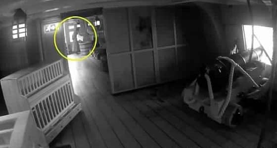 بالفيديو.. شبح قائد سفينة تاريخية يخرج من جدارها