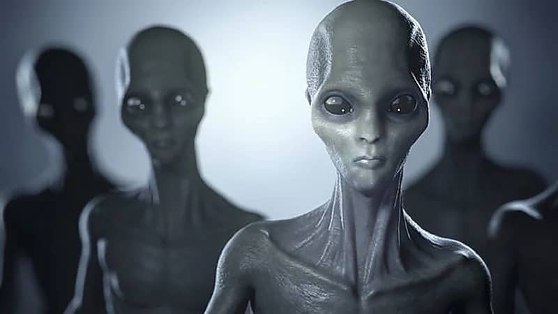 رجل يزعم أن الفضائيين اختطفوه وذرعوا رقاقة نانوية في ذراعه