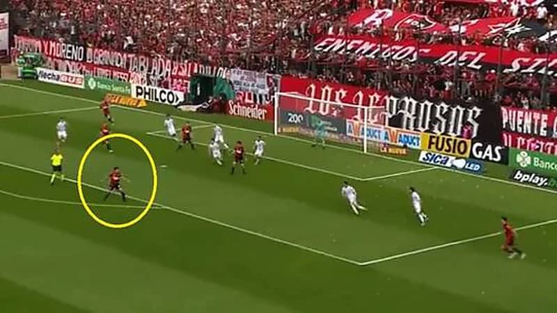 شاهد.. لاعب نيولز أولد بويز يسجل هدفاً خيالياً