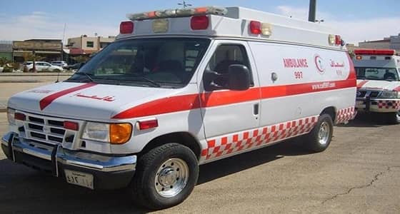 مصرع وإصابة 3 أشخاص في اصطدام مركبة بـ 4 شاحنات على طريق الساحل