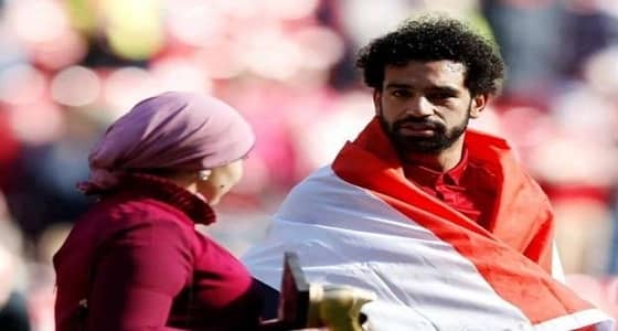 بالصورة.. ظهور نادر لزوجة محمد صلاح وابنتهما مكة على الشاطئ