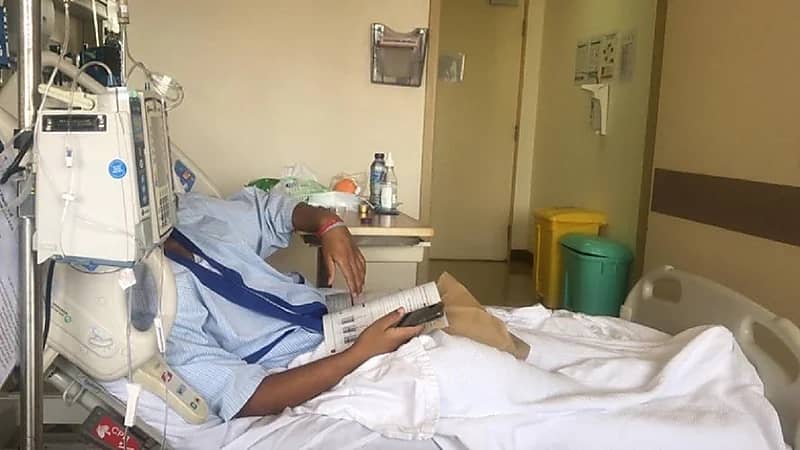 طالب مريض بالسرطان يتابع دروسه على منصة مدرستي أثناء العلاج