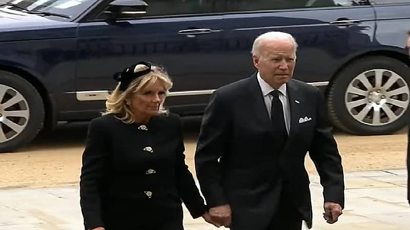 شاهد .. بايدن وزوجته يتعرضان لموقف محرج في جنازة الملكة إليزابيث