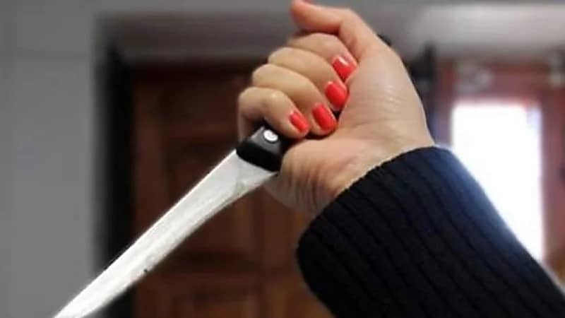 فتاة تعتدي على زوجها بمساعدة أقاربها بـ 80 طعنة