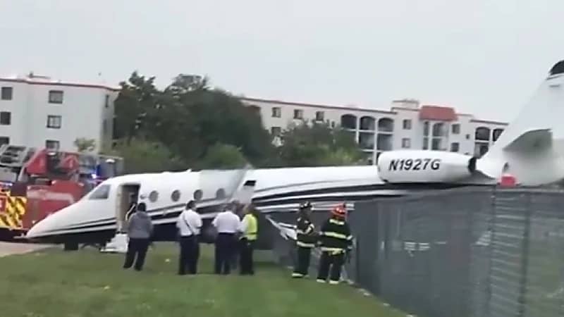 لحظة انزلاق طائرة خاصة واصطدامها بسور مطار شيكاغو .. فيديو
