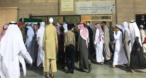 جموع أهالي المدينة يشيعون جثمان الطفل الغريق بمجرى سيل وادي العقيق