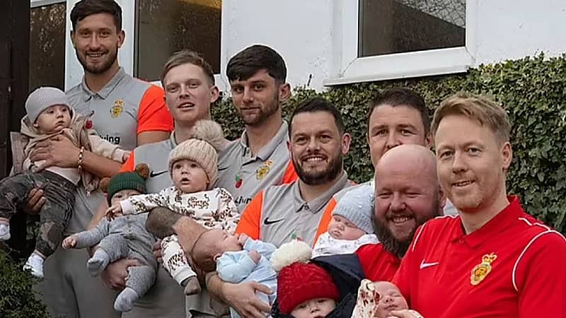 بالصور.. 8 لاعبين بنادي رويال بريتيش يصبحون آباء في نفس العام