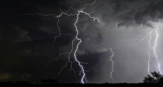 بالفيديو.. أمطار غزيرة تجتاح محافظة جدة.. والأرصاد تحذر