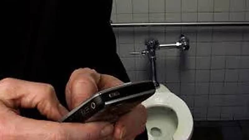 كارثة لسيدة دخلت الحمام بهاتفها الجوال