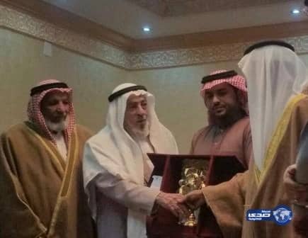 أعيان قرية آل زيدي يكرمون الأستاذ ناصر عسيري