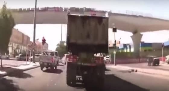 بالفيديو..عدد من المركبات تتجاوز الإشارة بحي العزيزية