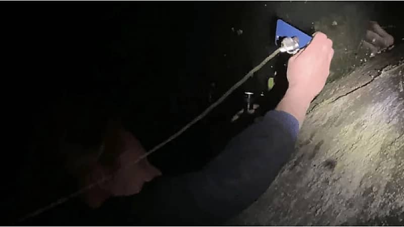 شاب يسترجع هاتفه بعد سقوطه في بحيرة بالمغناطيس