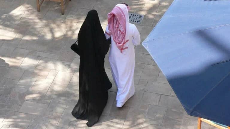 مستشار أسري يقدم نصيحة للأزواج 
