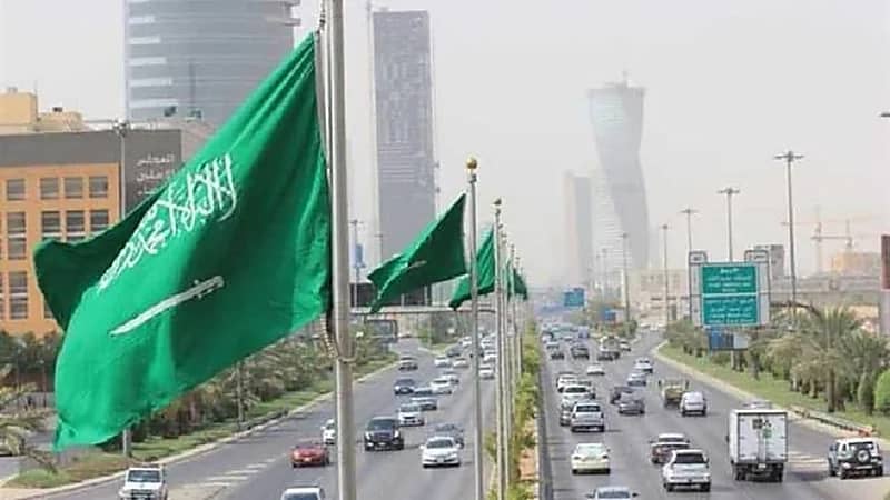 الكشف عن  النظارات التقنية التي ارتداها ولي العهد في معرض الدفاع العالمي "فيديو"