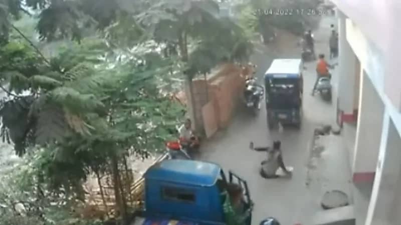 بالفيديو.. امرأة تسقط في بالوعة بالشارع خلال حديثها بالجوال