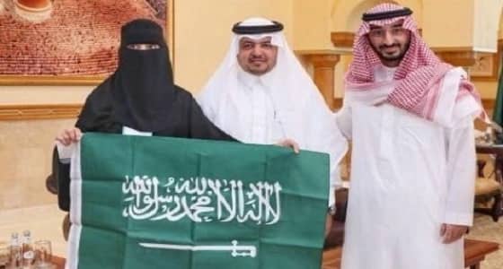 أمير مكة المكرمة بالنيابة يكرم المعلمة الفائزة بمجموعة مايكروسوفت