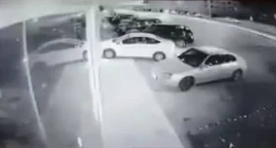 فيديو.. شخص يقتحم محل فوال بسيارته