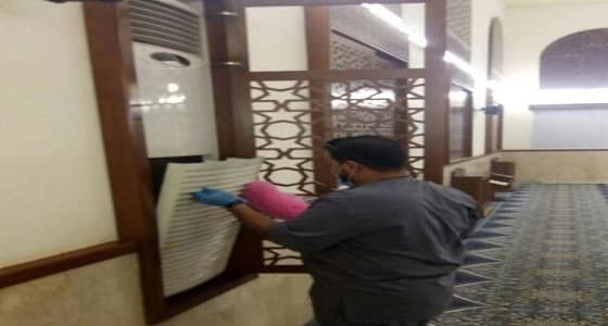 مصلون يتفاعلون مع مبادرة " نحو مسجد فاعل " ويقومون بالصيانة