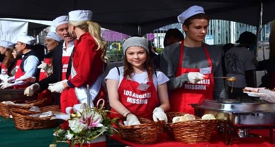 بالصور.. مائدة طعام للمشردين في لوس أنجلوس احتفالا بأعياد رأس السنة