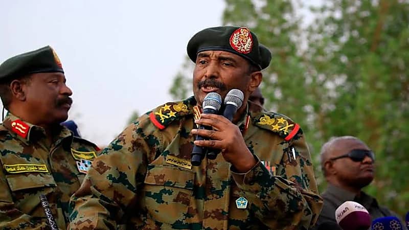 "البرهان" يقرر حل النقابات والاتحادات المهنية