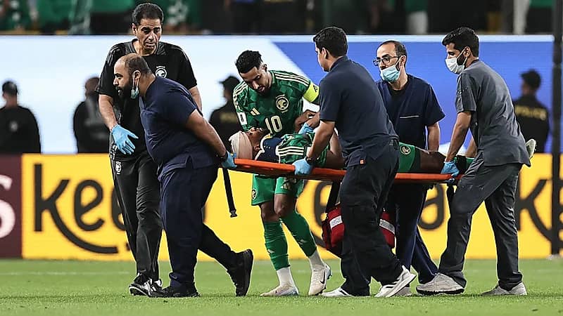 حسن كادش ينزف ويغادر على نقالة .. فيديو