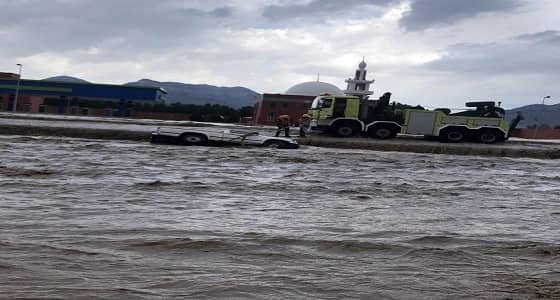 بالفيديو.. السيول تتسبب بسقوط سيارة بمكة المكرمة