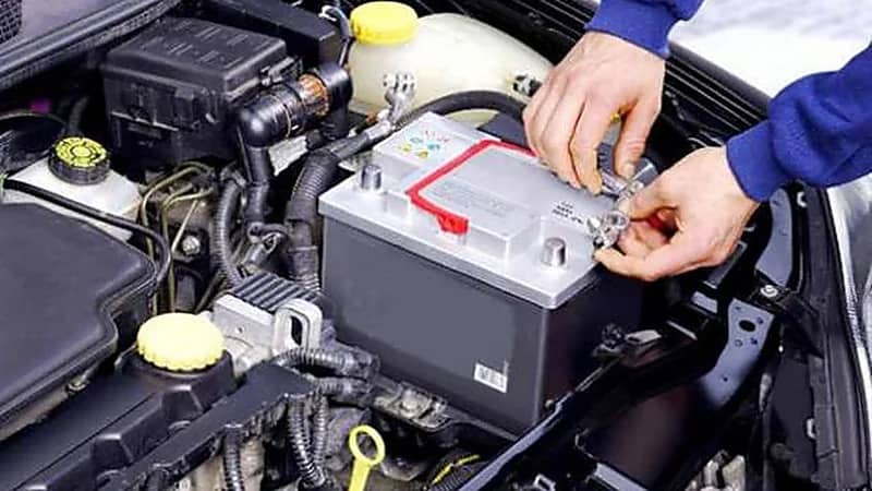 أخطاء تسبب تلف بطارية السيارة