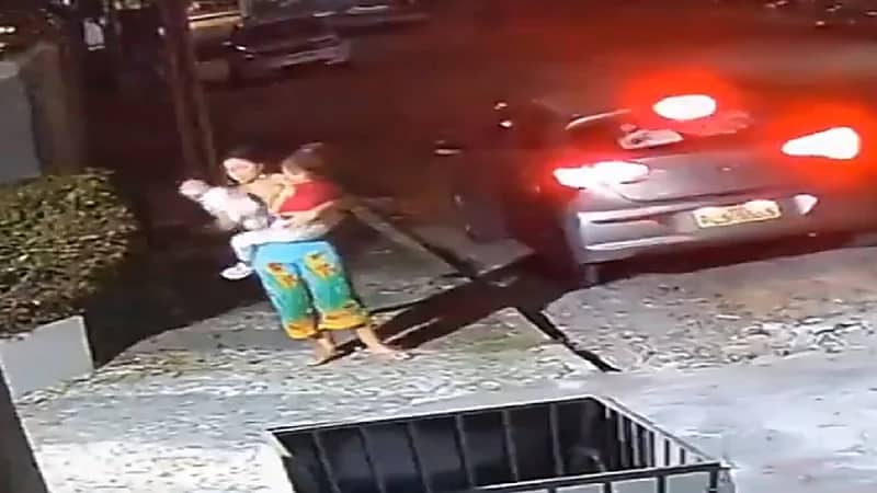 بالفيديو .. مجرم يخدع سيدة بدمية تسبب الإغماء ليخطف ابنتها