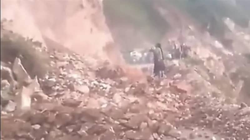 نهاية صادمة لسيدة أصرت على تصوير انهيار أحد الجبال