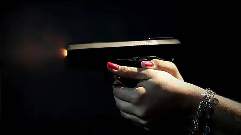 امرأة تقتل زوجها بطلقة في الرأس لسبب غير متوقع