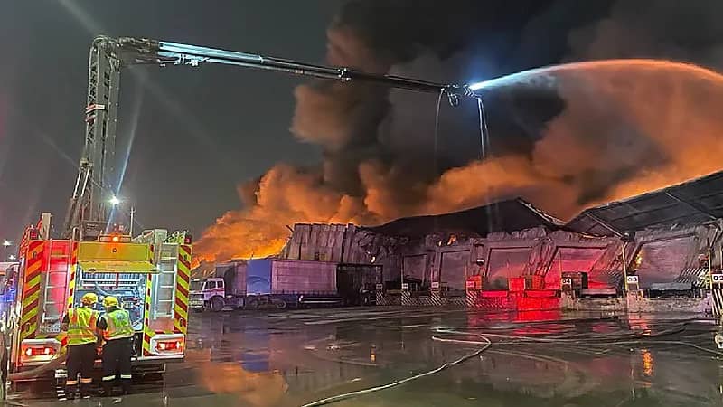 السيطرة على انتشار حريق مستودع بالدمام