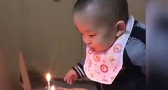 فيديو طريف لطفل صغير يخطف الأنظار بضحكته