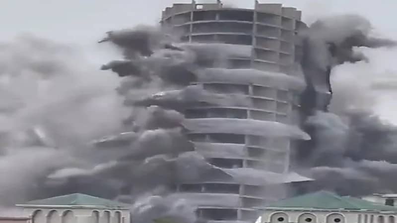 شاهد.. لحظة تفجير ناطحتي سحاب بقنابل حولتهما إلى ركام خلال ثوان