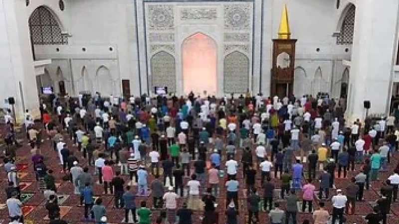 ماليزيا تدرس فرض عقوبة السجن سنة على المتغيب عن صلاة الجمعة