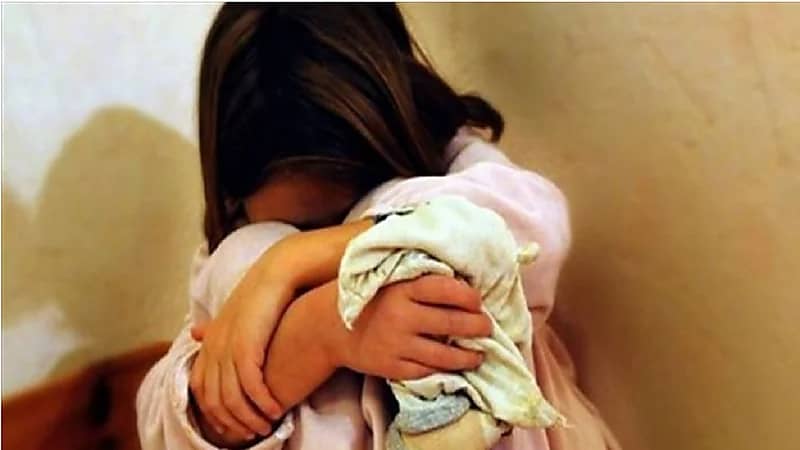 فتاة تبلغ الشرطة عن والدها بعد عرضها للبيع