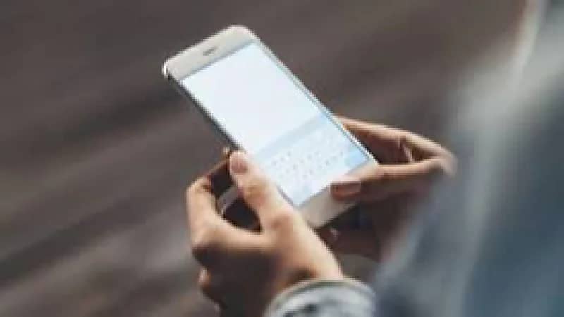 فتاة تشارك والدتها المتوفية خبر حملها من خلال رسائل مؤلمة .. صور