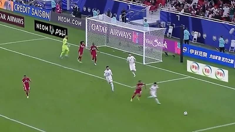 ردة فعل أكرم عفيف ضد المعز علي بسبب تصرفه أمام المرمى .. فيديو