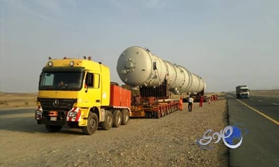 ناقلة عملاقة تربك الحركة بطريق "جدة ـ ينبع"