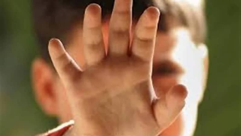 أم تعذب طفلها بالنار لإجباره على التسول