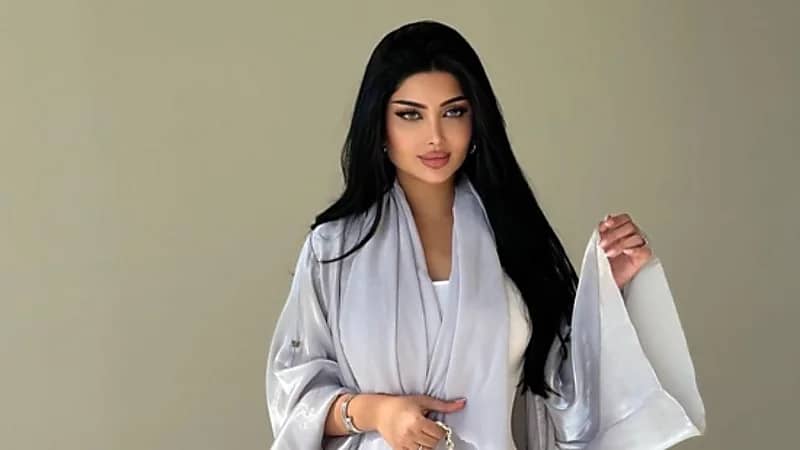 ملكة كابلي تستعرض هدايا يوم ميلادها الفاخرة