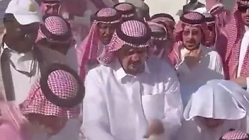 الأمير عبدالعزيز بن فهد يودّع جدته هيا العساف ..فيديو