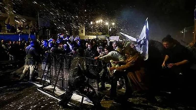 لحظة اقتحام منزل نتنياهو في تل أبيب .. فيديو