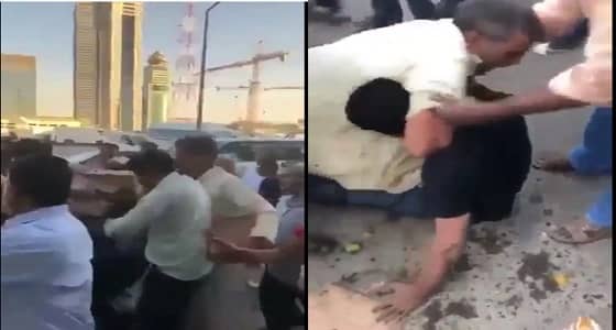 بالفيديو.. شجار حاد بين وافدين بسبب وجبات الإفطار في أول أيام رمضان