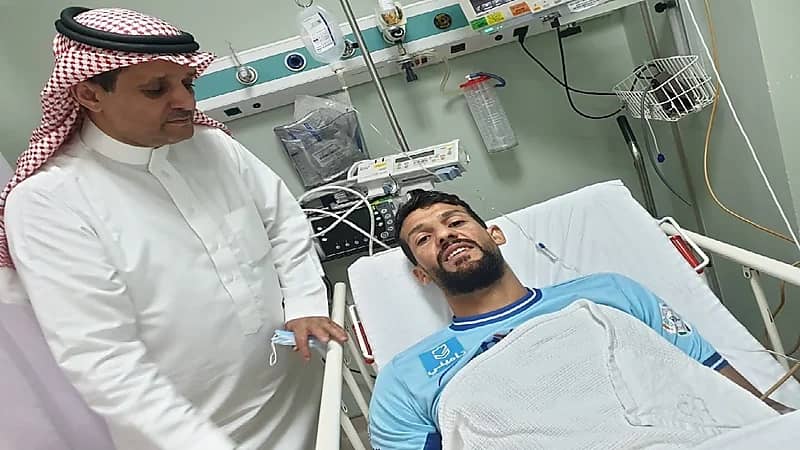 أبها يكشف تطورات الحالة الصحية لـ "سعد ناطق" بعد إغمائه داخل الملعب