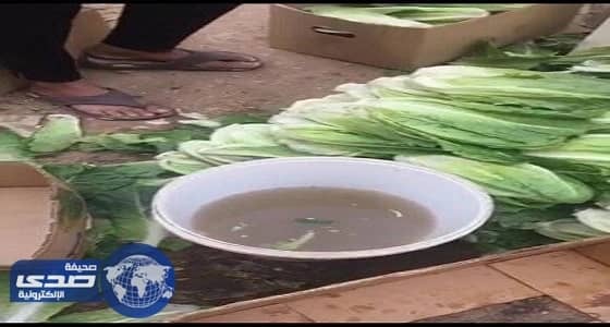 بالصور.. عامل يدعس الخضروات بقدميه قبل بيعها للمحال التجارية
