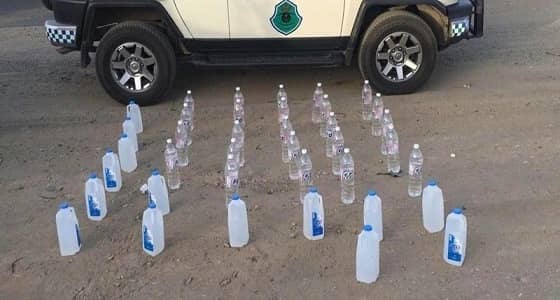 احتكاك بين مركبتين يكشف 24 قارورة عرق مسكر بمكة